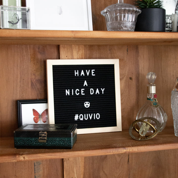 QUVIO Letterbord zwart met houten lijst (2)