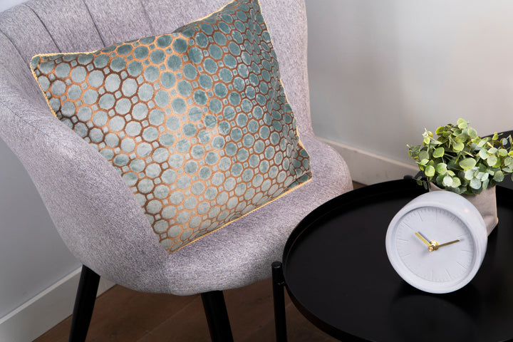 QUVIO Sierkussen gevuld 50 x 50 cm - bolletjes en vierkantjes - Turquoise met gouden rand (4)