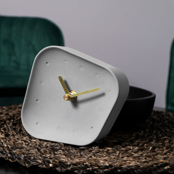 QUVIO Tafelklok beton asymmetrisch met gouden wijzers - Grijs (3)