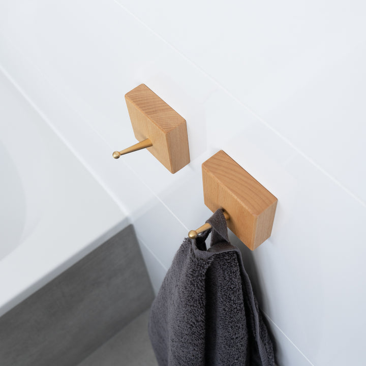 QUVIO Wandhaak houten vierkant met metalen haakje - Licht hout + goud (4)