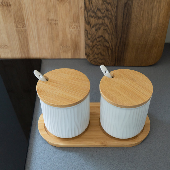 Krumble 2 keramieke potjes met lepels op ronde houten plankje - Wit + wit (4)